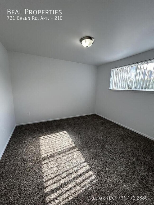 Building Photo - 721 Green Rd