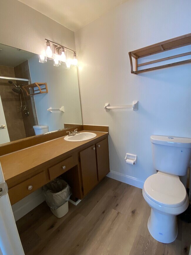 Building Photo - 1781 SE Linpark Ct