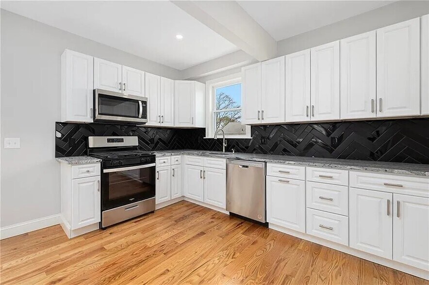 Building Photo - 146 Evergreen St