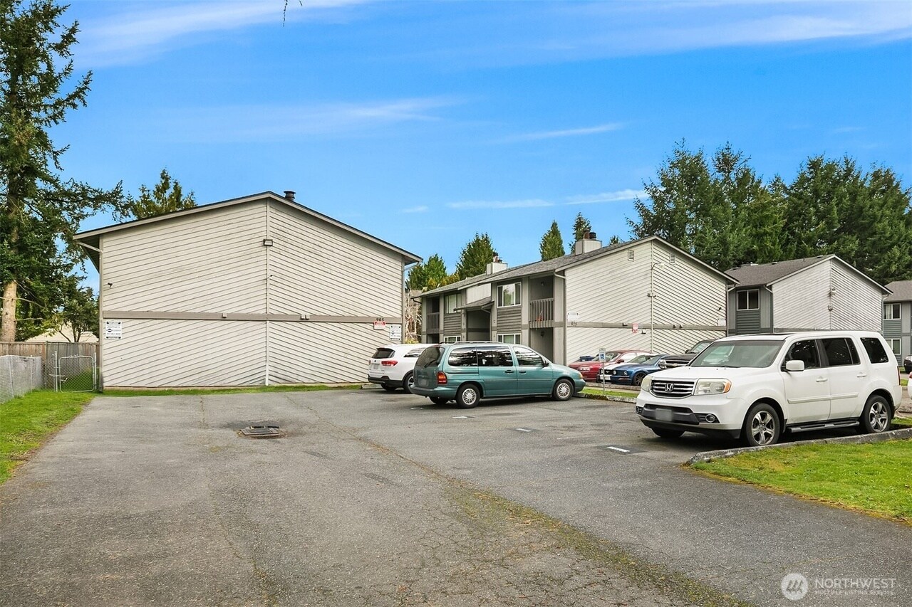 Parking - 905 18th St NE