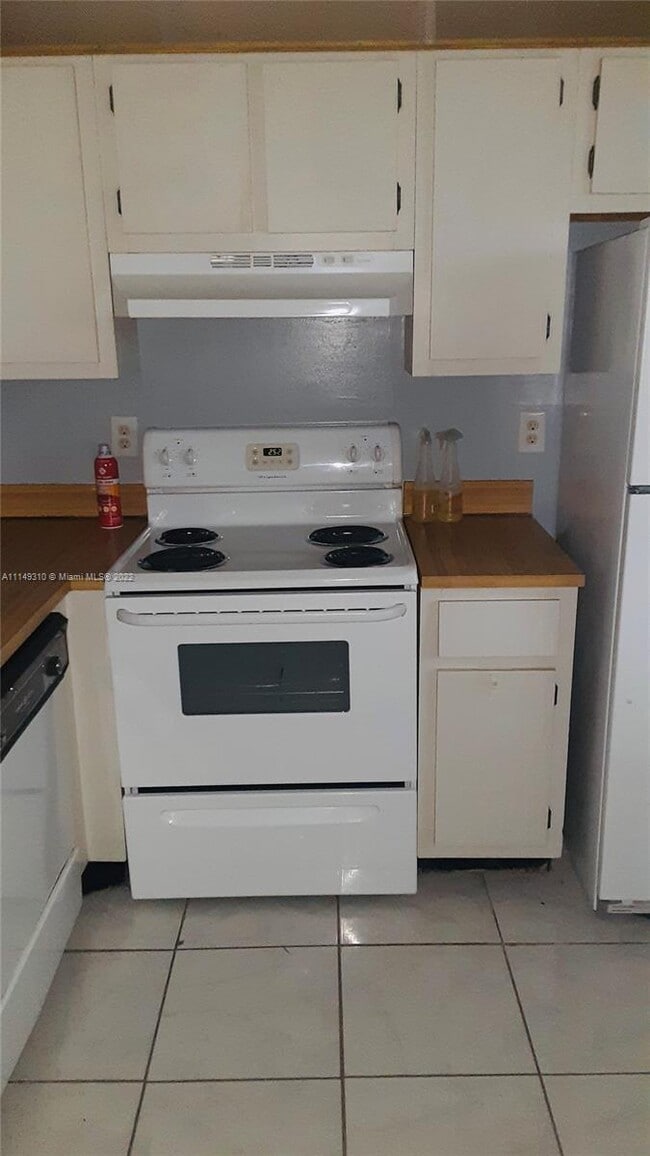 Building Photo - 2820 Somerset Dr