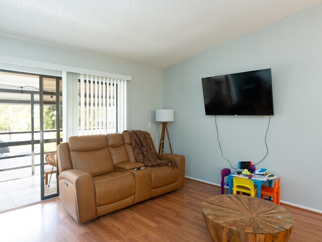 Building Photo - "Discover Serenity: Spacious 2-Bed, 2-Bath Condo in Vibrant Sarasota!"