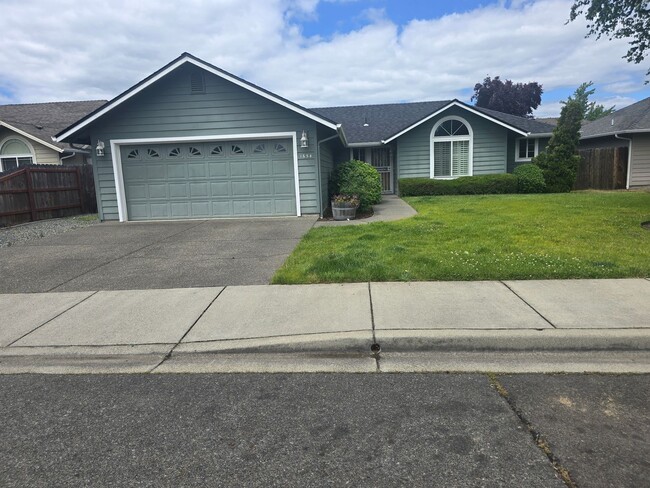 Building Photo - 3 bed 2 bath  Home for Rent in Grants Pass