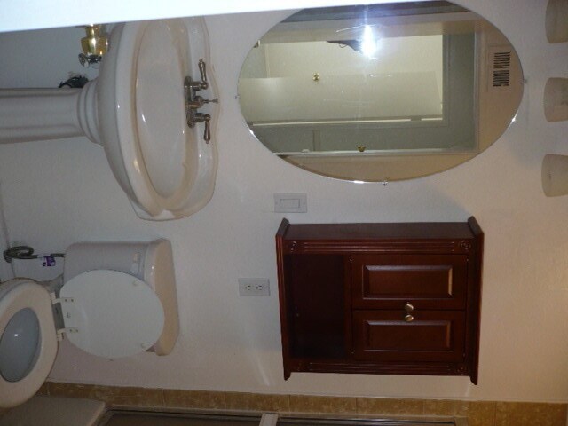 Building Photo - 3 Bed House w/Garage, Additional Family Room