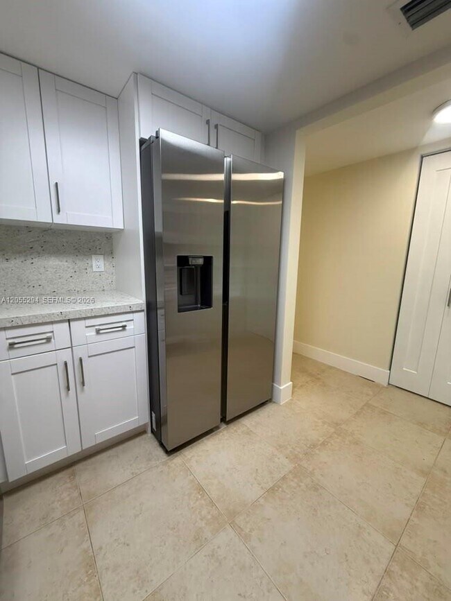 Building Photo - 9351 Fontainebleau Blvd