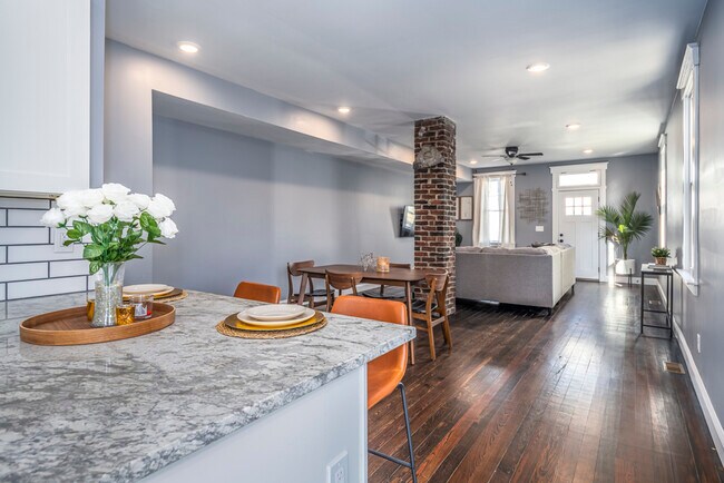 Building Photo - 422 Thornton St