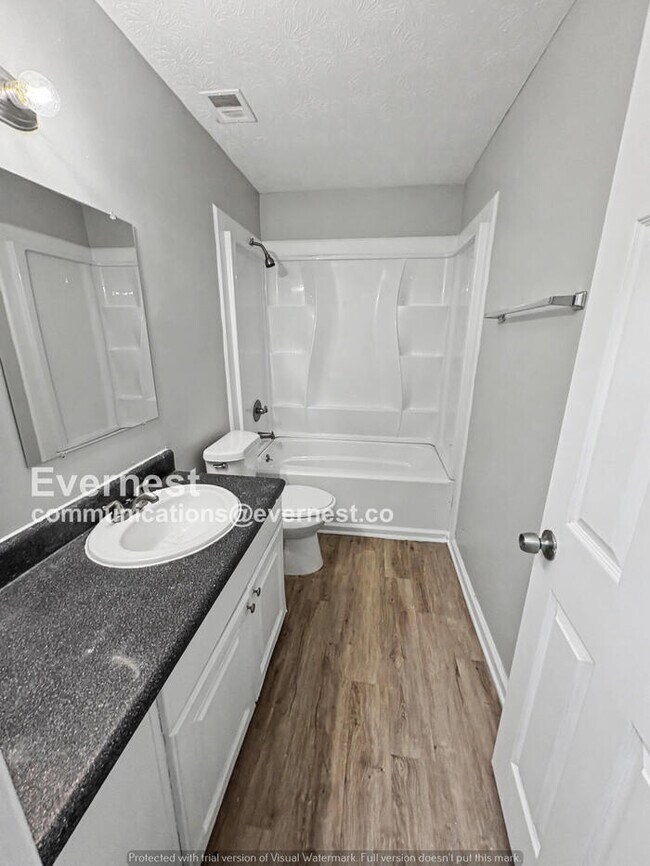 Building Photo - 4 Bed, 2 Bath Home with Garage / Pet-Friendly / Available Now!