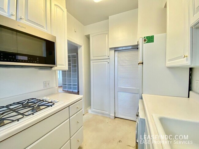 Building Photo - 840 New Hampshire Ave NW