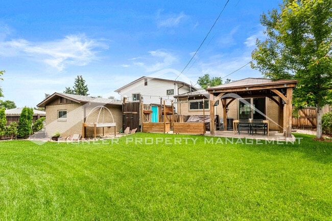 Building Photo - Gorgeous Home with Washer/Dryer and Fenced...