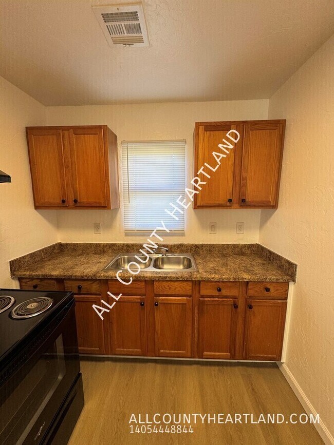 Building Photo - 1700 N Kelham Ave