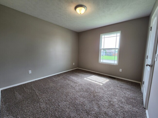 Building Photo - Spacious 3-Bedroom, 2-Bathroom Home AVAILA...