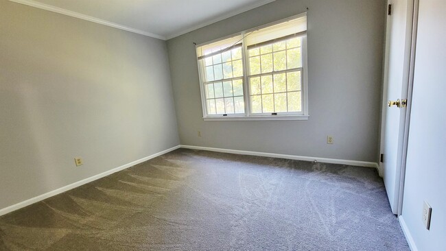 Building Photo - 830 Larch Way