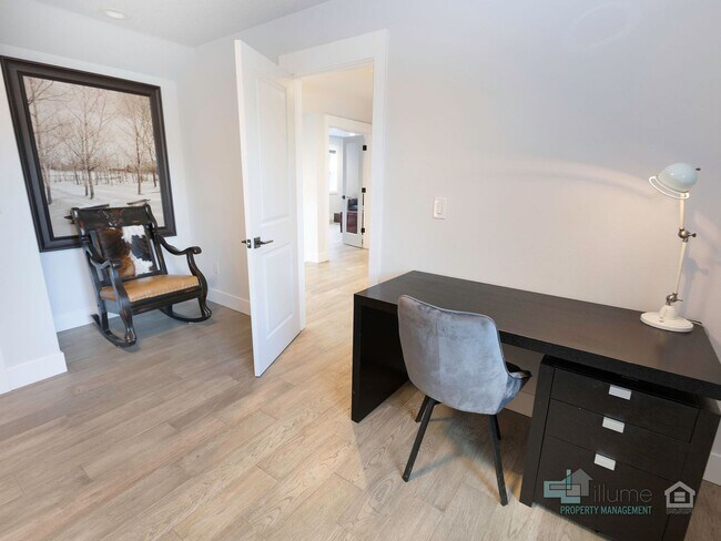 Building Photo - Fully Furnished Lake Oswego Gem!!!!