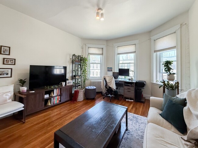 Primary Photo - 1568 Commonwealth Ave