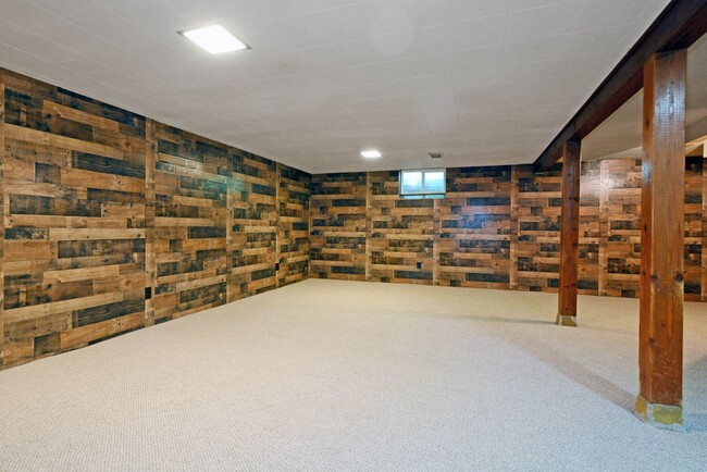 Building Photo - Beautiful 4 Bed 2.5 Bath Home in Minnetonka!