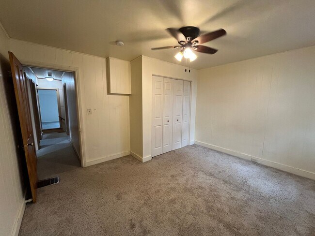 Building Photo - Spacious 4-5 Bedroom, 1.5 Bathroom 2-Story...