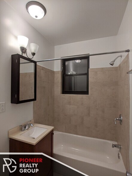 Building Photo - 546 W Wellington Ave