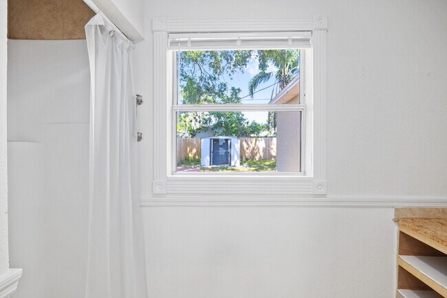 Building Photo - "Charming 4-Bedroom Tampa Home with 2 Full Baths and Spacious Layout!"