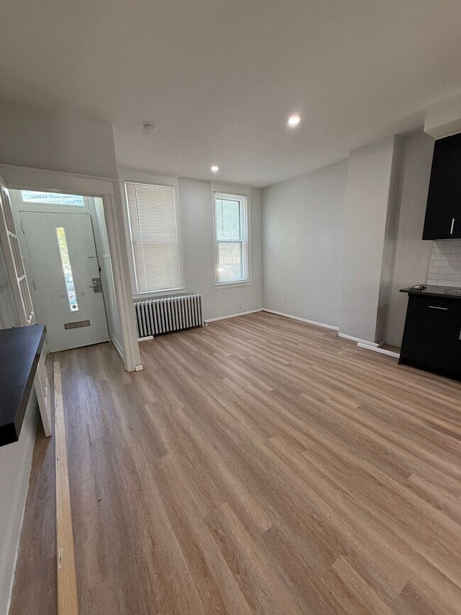 Building Photo - 4 bed 2 bath home with yard