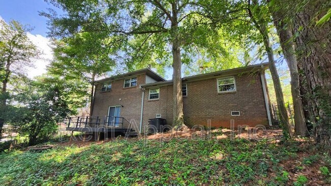 Building Photo - 872 Holly Hedge Rd