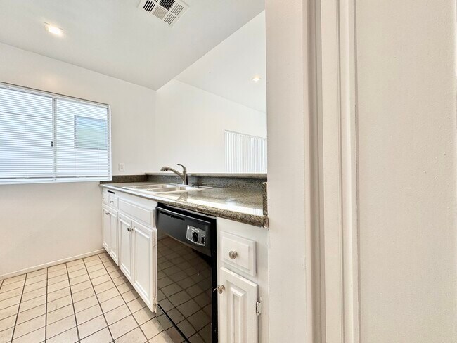 Building Photo - 5139 W Maplewood Ave
