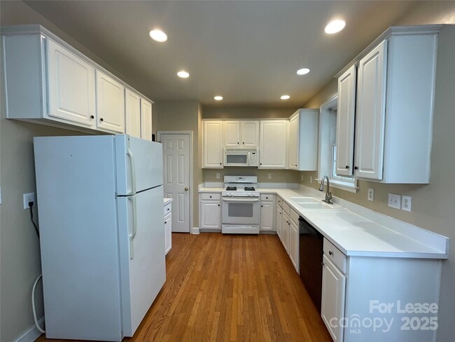 Building Photo - 1928 Dearmon Dr