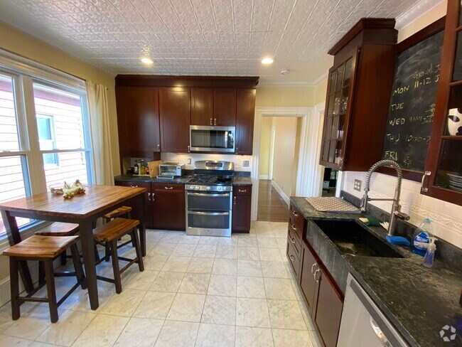 Building Photo - 383 Highland Ave