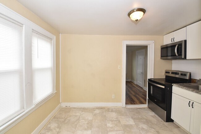 Building Photo - 135 E Eckman St