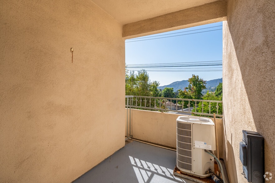 1BR, 1BA - 650SF - Balcony - Montrose