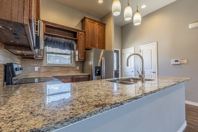 Building Photo - Charming open floor style home!
