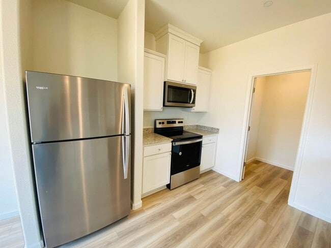 Building Photo - 5531 Glowhaven St