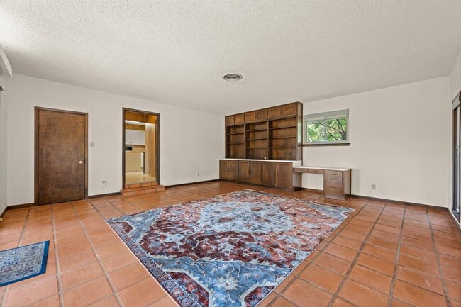 Building Photo - 6501 Mesa Dr