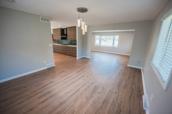 Building Photo - 1545 W Spruce Ct