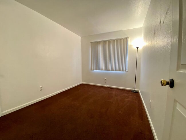 Building Photo - 3 Bedroom 1 Bathroom in Hallcraft Villas