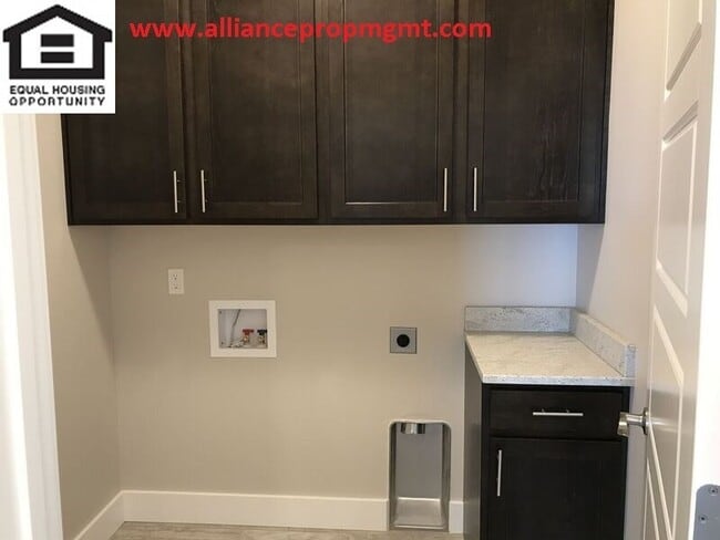 Building Photo - Spectacular 4-bedroom home in great location!