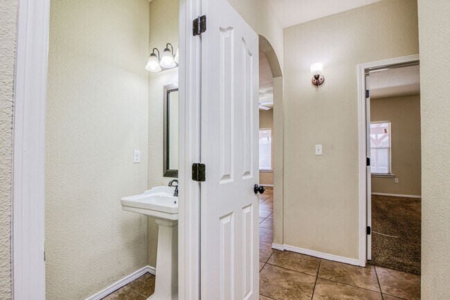 Building Photo - Beautiful East side House 3 bed-2.5 baths in front of Park