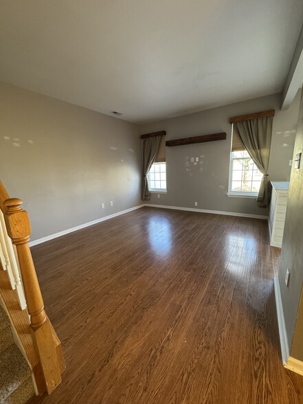 Building Photo - 603 London Court II