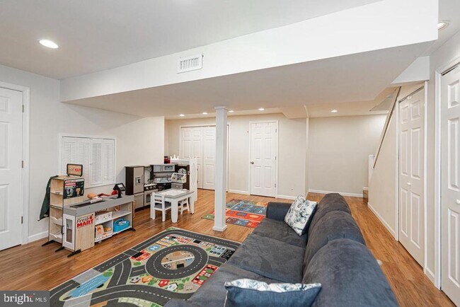 Building Photo - 10 Terry Ct