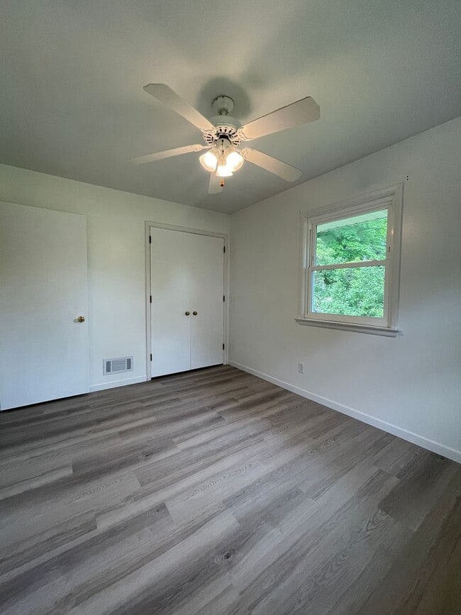Building Photo - Three Bedroom Home in Richland
