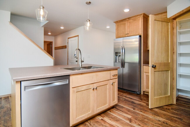 Building Photo - 2220 Blue Stem Ln