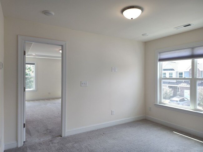 Building Photo - Charming End Unit Townhome located in the ...