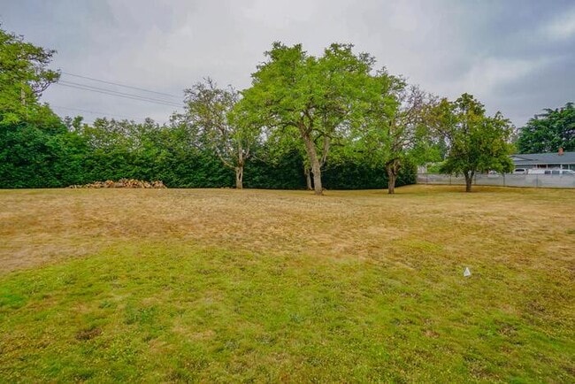 Building Photo - THREE BEDROOM TOWN HOME WITH GARAGE IN HAZEL DELL