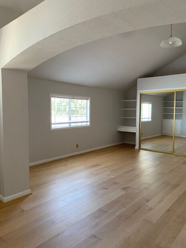 Building Photo - Spacious updated home with 3 downstairs be...