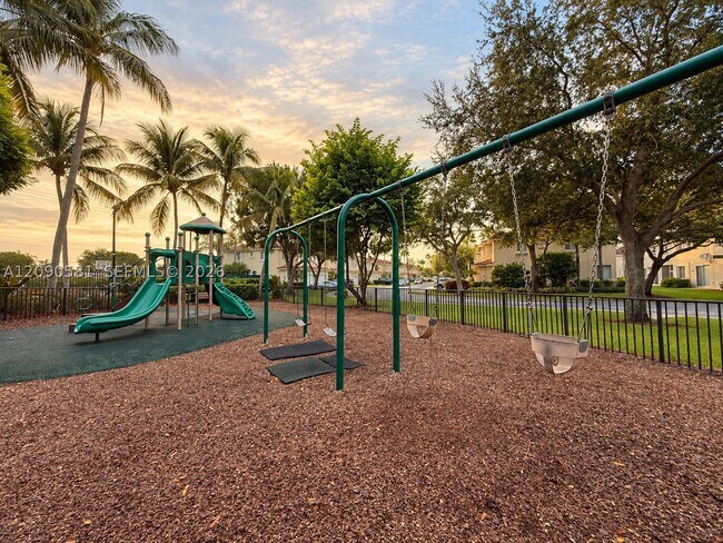 Building Photo - 2913 S Greenleaf Cir