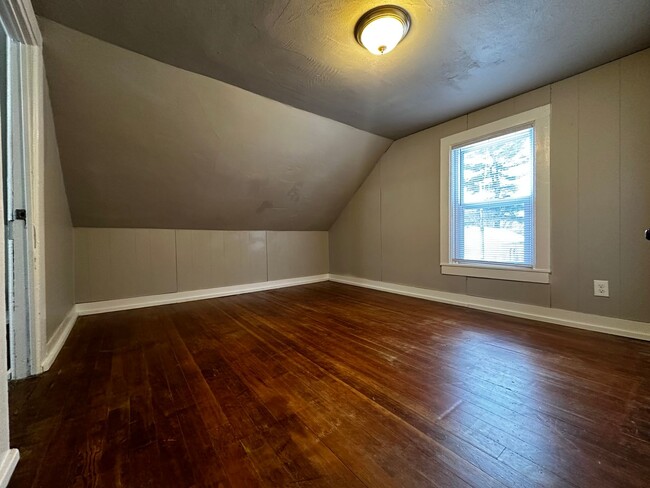 Building Photo - Recently Renovated 3 Bedroom 1 Bath Single...