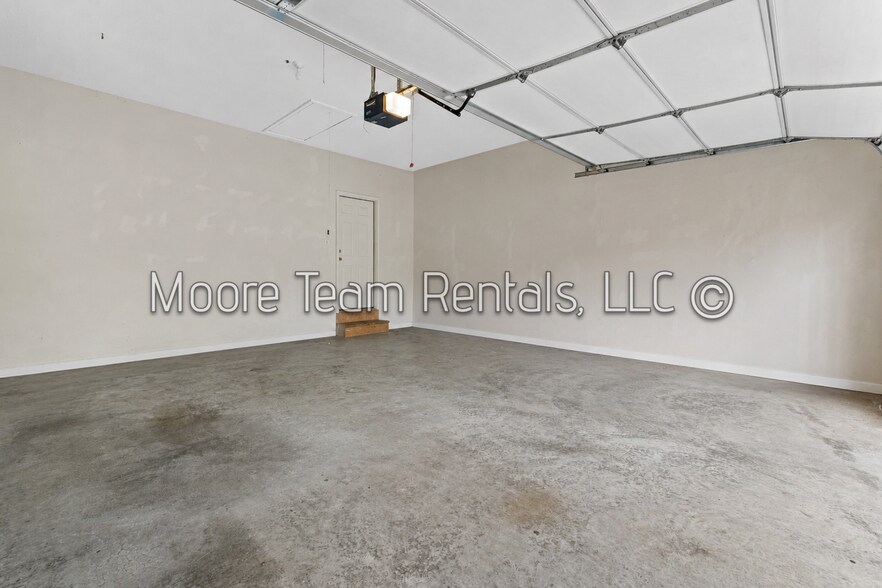 Building Photo - 250 Highland Golf Dr