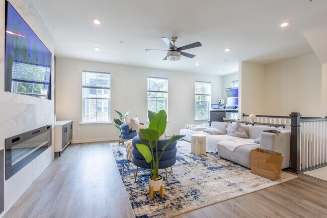 Building Photo - Stunning 3 BR/2 Full BA & 2 Half BA Townho...