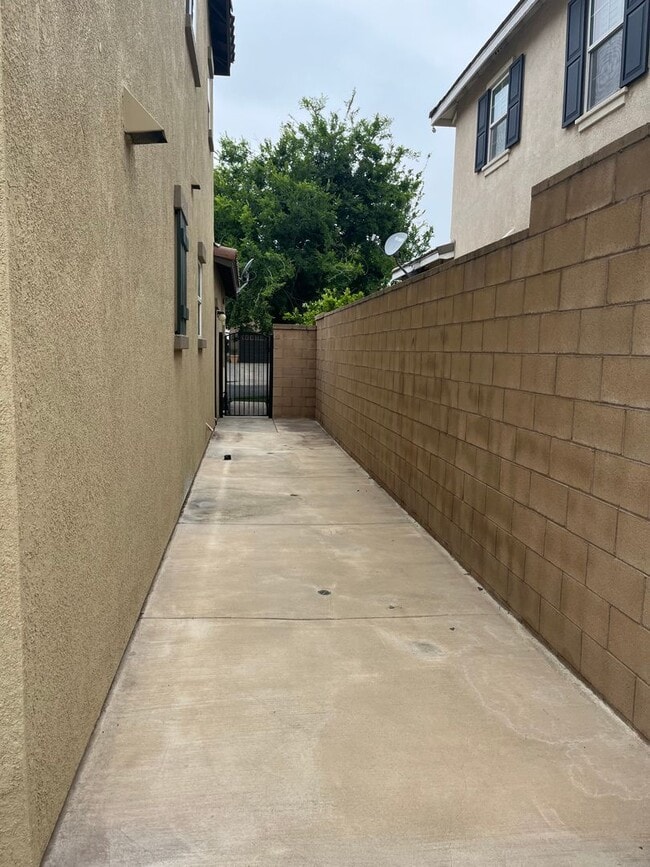 Building Photo - Beautiful Corner lot home in gated community.