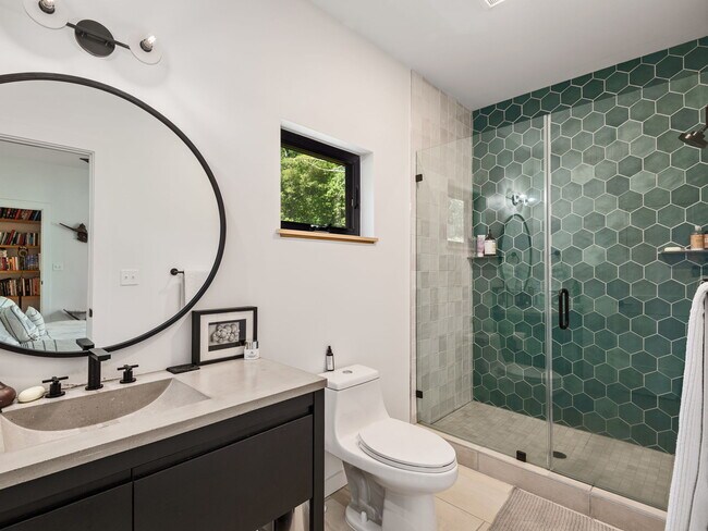 Building Photo - Creek Side *Unfurnished