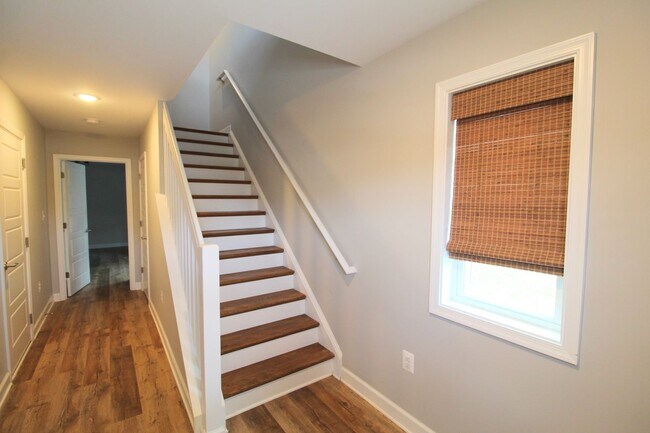 Building Photo - Large 3 level large end unit townhome with...
